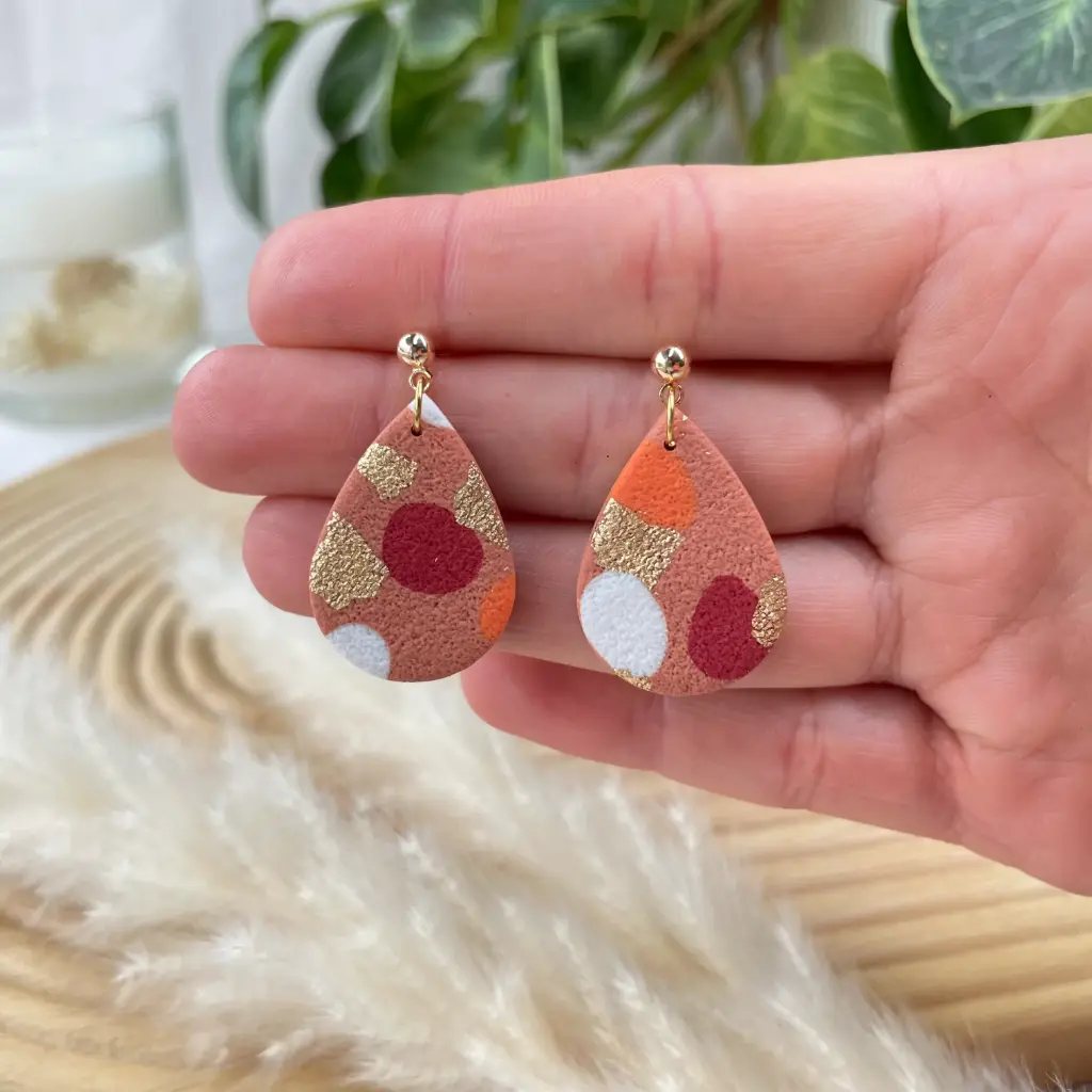 Boucles Marron Tachetées : Les Gouttes