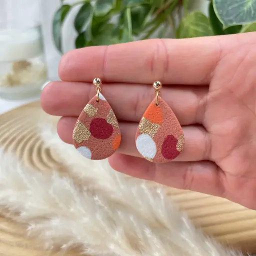 Boucles Marron Tachetées : Les Gouttes